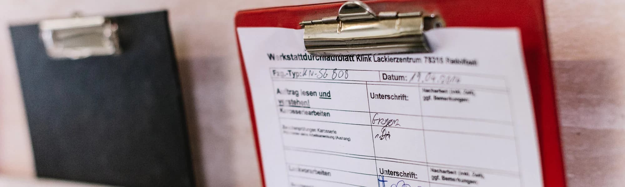 Klemmbrett mit Auftragsformular bei Klink Karosserie & Lackierzentrum in Singen