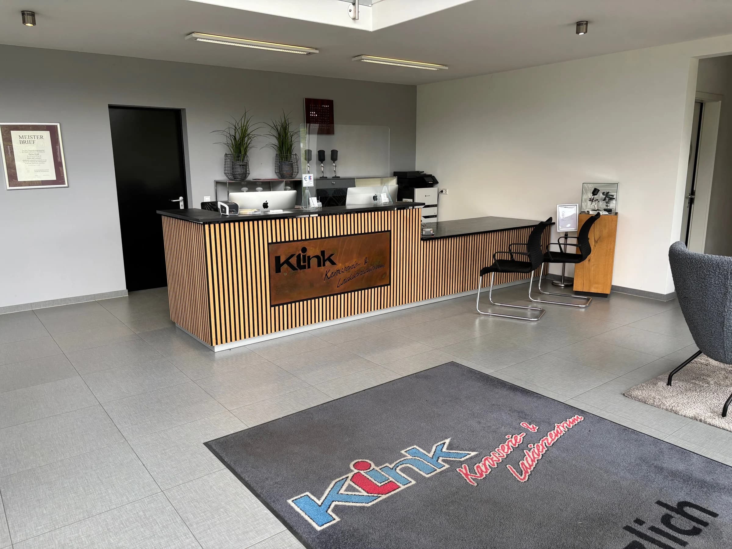 Empfang mit Klink-Logo im Kundenbereich der Werkstatt in Singen