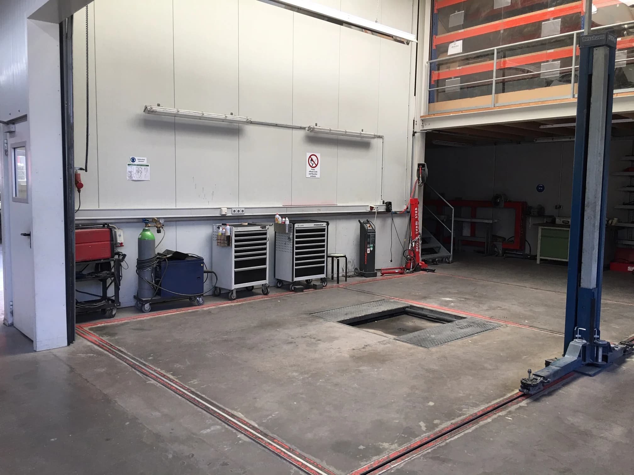 Werkstatthalle von Klink in Singen mit Hebebühne und Fahrzeugen in Arbeit