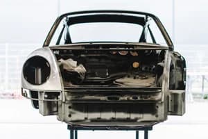 Entlackte Rohkarosse eines Oldtimers bei der Restauration
