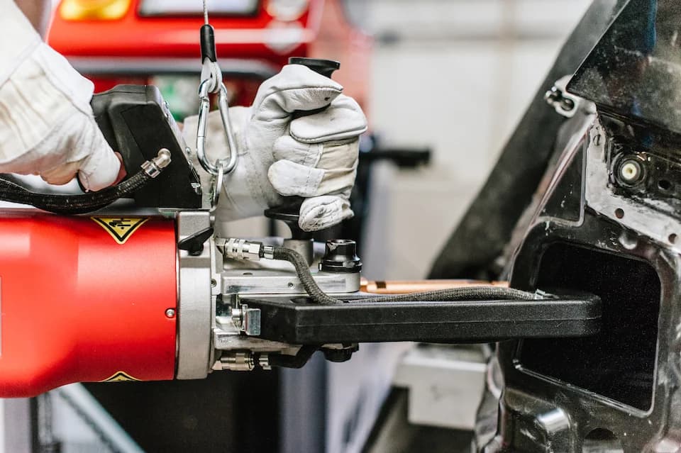 Hydraulisches Richtwerkzeug an einer Fahrzeugkarosserie